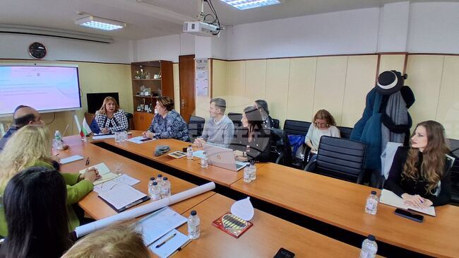  Началникът на РУО в София-град д-р Елеонора Лилова организира срещи за подготовката за преминаване към едносменен режим на обучение