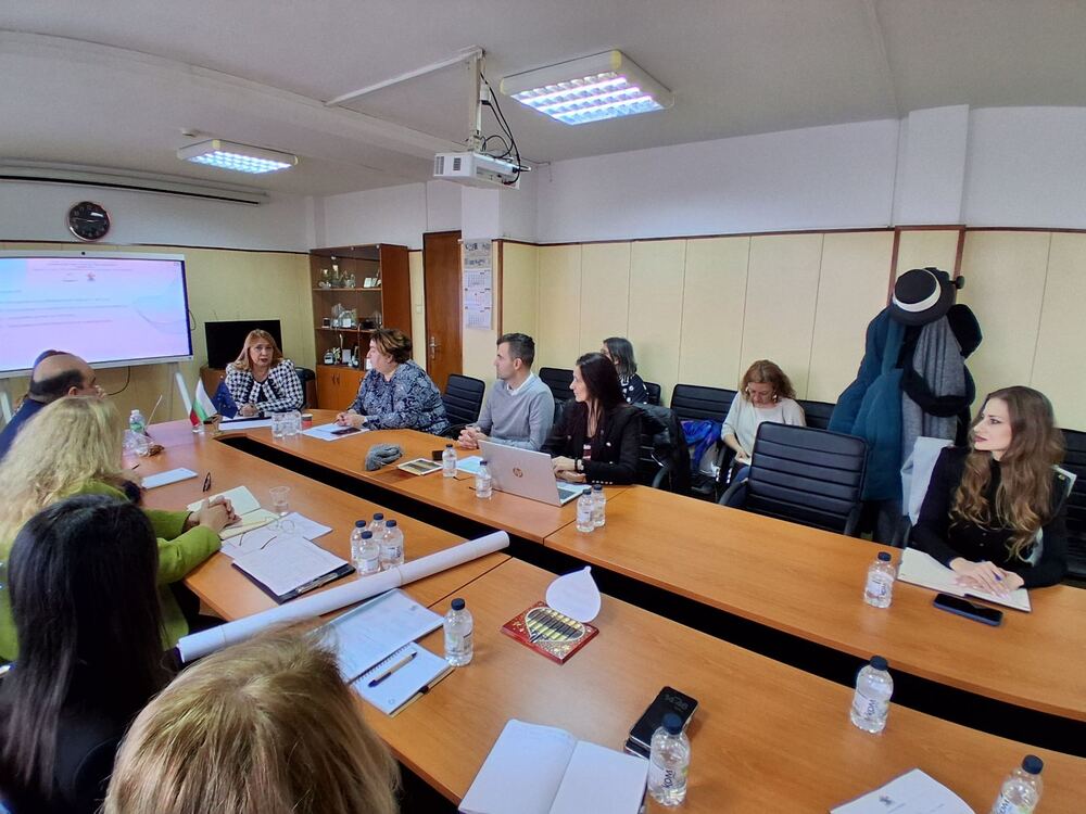  Началникът на РУО в София-град д-р Елеонора Лилова организира срещи за подготовката за преминаване към едносменен режим на обучение