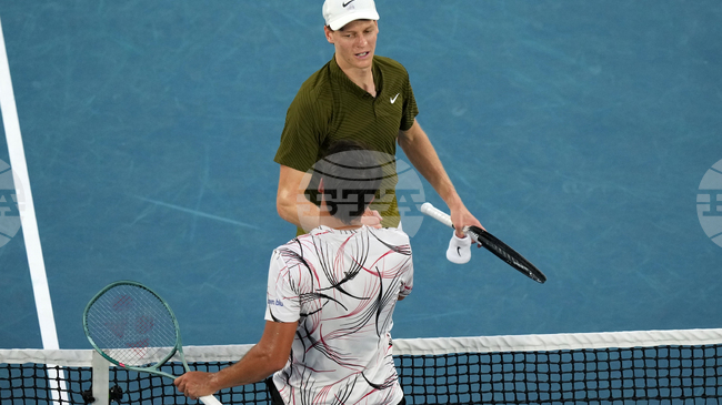 Защитаващият титлата на Откритото първенство на Австралия Яник Синер е на четвъртфинал след победа в три сета срещу сънародник