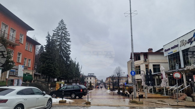 Значителни валежи са отчетени в Родопите, силен вятър и мъгла има на Рожен