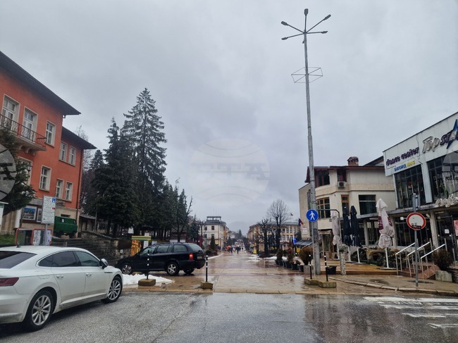 Значителни валежи са отчетени в Родопите, силен вятър и мъгла има на Рожен