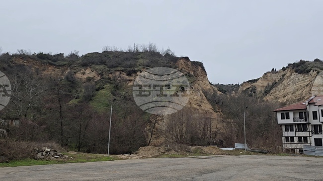 Поради свличане на земна маса пътят за град Мелник е отворен за движение в едната посока, съобщиха от Община Сандански