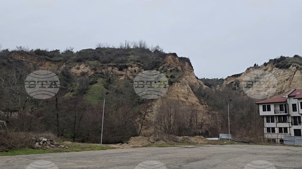 Движението по пътя Кресна – Кулата – Мелник ще се осъществява в една лента и при ограничение на скоростта до 30 км/ч