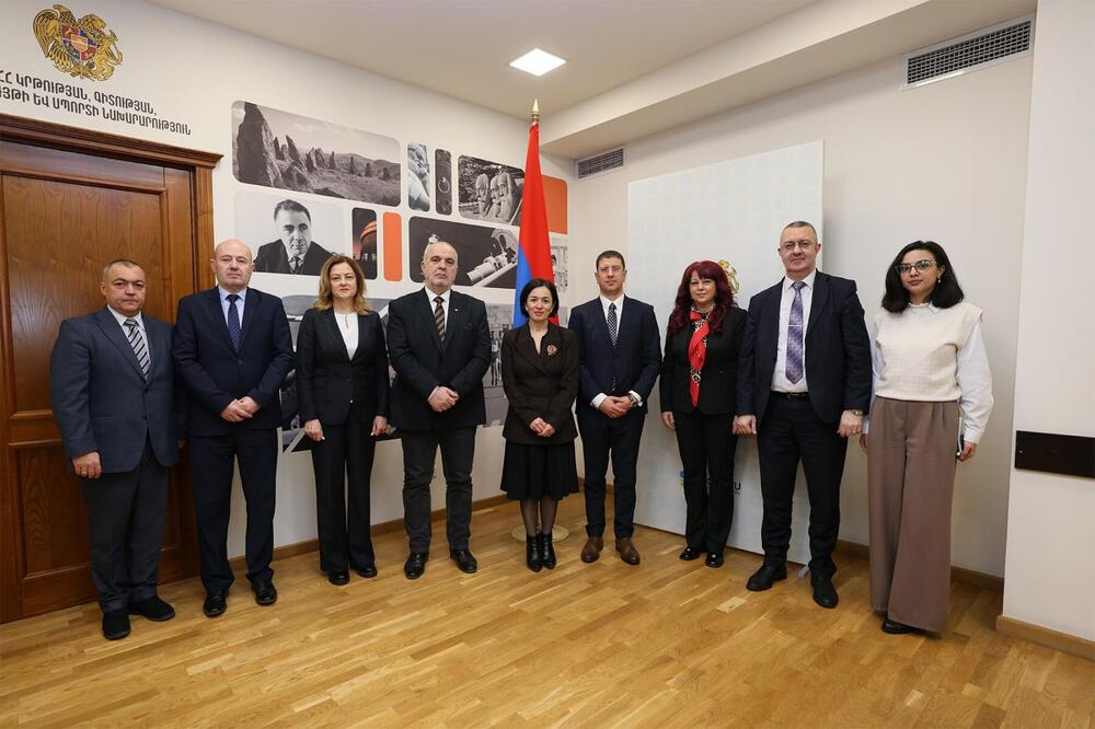 АРМЕНПРЕС: Жана Андреасян и Маноил Манев обсъдиха възможностите за провеждане на Дни на културата в България и Армения