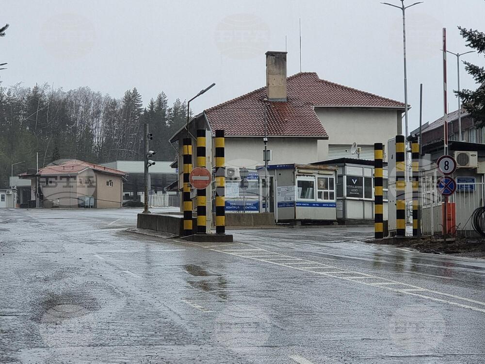 Временно е ограничено движението на тежки автомобили над 3,5 тона на вход към България през ГКПП "Гюешево"