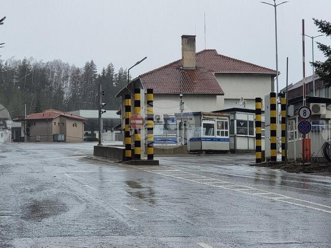 Временно е ограничено движението на тежки автомобили над 3,5 тона на вход към България през ГКПП "Гюешево"