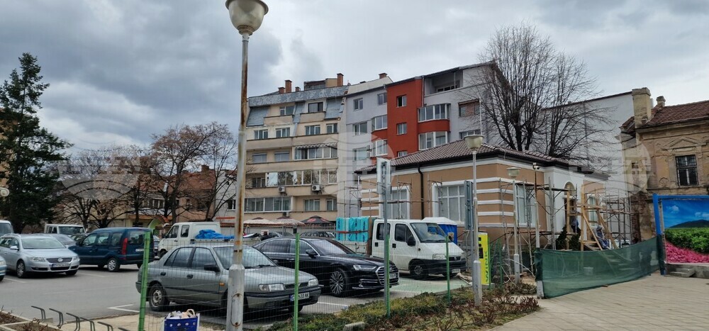 Паркингът зад Общинската библиотека в Казанлък ще бъде временно затворен в понеделник
