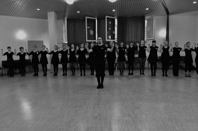 Репетиции заедно с хореографа Димо Александров осъществиха танцьорите от Българския фолклорен клуб „БалканДенс“ в Щутгарт, Германия