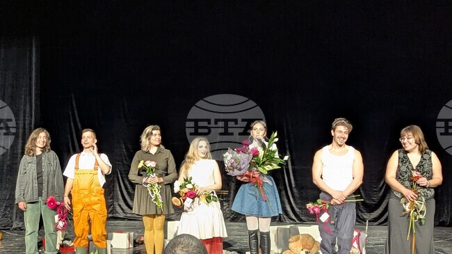 Дипломният спектакъл „Кръв“, част от програмата на театъра в Перник, залага на визията на младата режисьорка Маринела Драгомирова