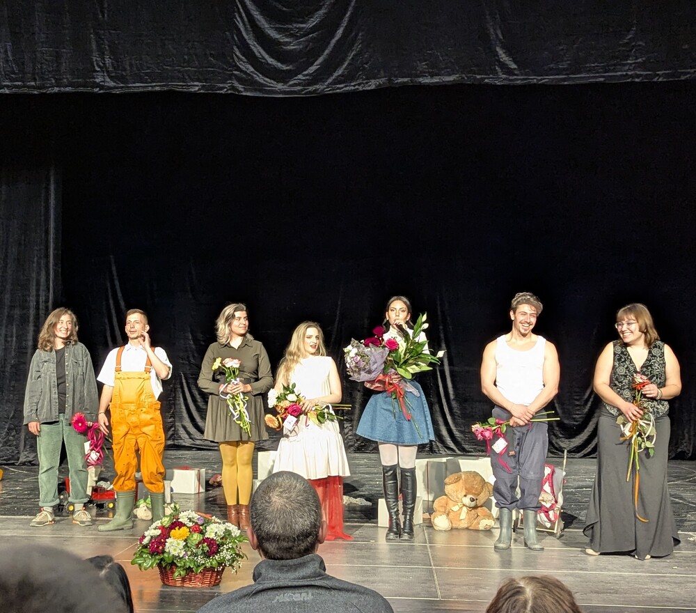 Дипломният спектакъл „Кръв“, част от програмата на театъра в Перник, залага на визията на младата режисьорка Маринела Драгомирова