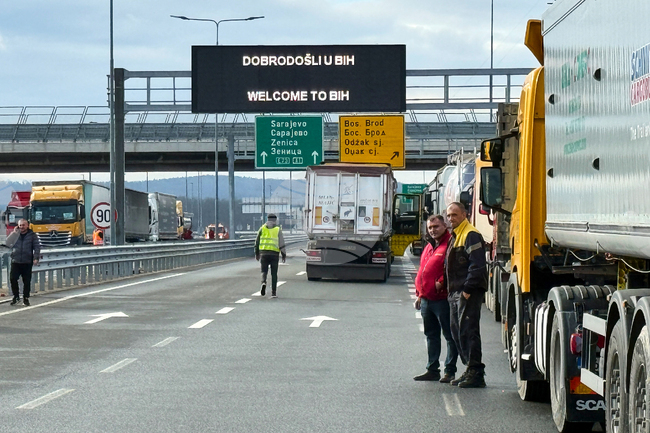 Трети ден продължават блокадите на гранични пунктове за товарни превози между страни от Западните Балкани и ЕС
