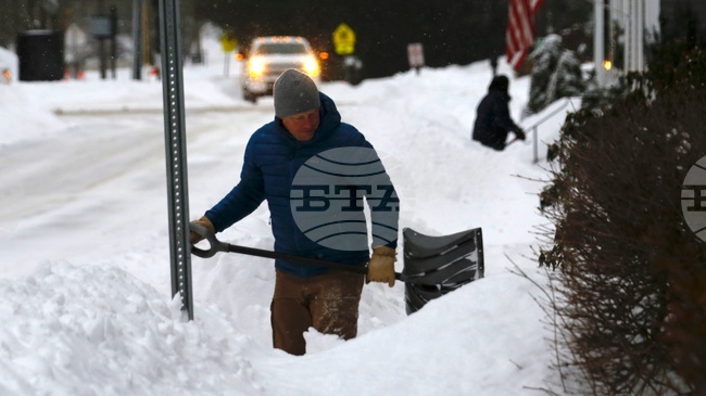 Милиони американци продължават да се борят с последствията от голямата зимна буря, която връхлетя САЩ през уикенда 