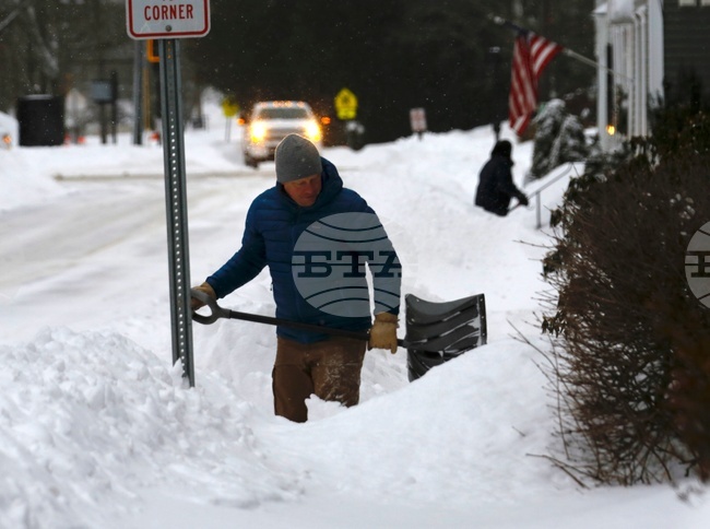 Милиони американци продължават да се борят с последствията от голямата зимна буря, която връхлетя САЩ през уикенда 