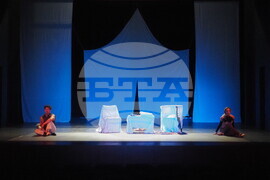 Перник - Общински драматичен театър - постановка „Кръв“ по Джон Стайнбек