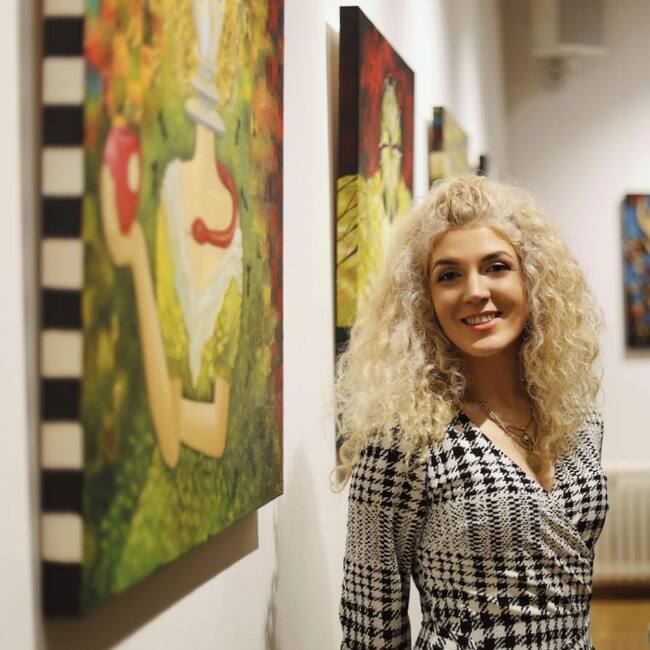 Българката Шенай Рамада откри своята първа самостоятелна изложба под надслов „Между падащи листа“ в Берлин