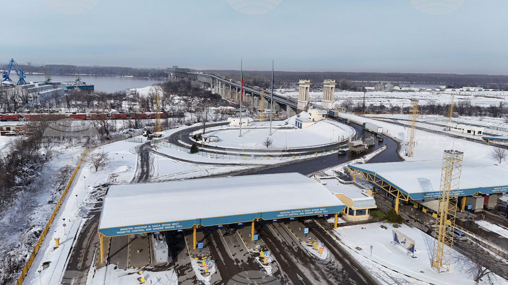 Гранични полицаи от Русе задържаха участници в телефонна измама в района на Дунав мост