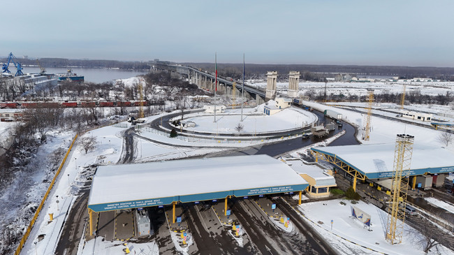 Гранични полицаи от Русе задържаха участници в телефонна измама в района на Дунав мост