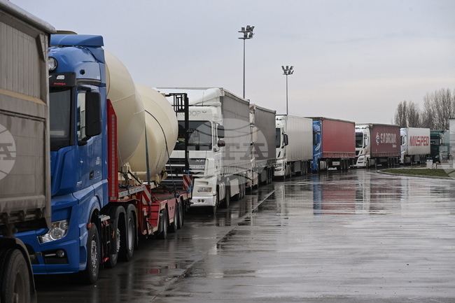 Асоциацията на международните превозвачи в Сърбия обяви, че прекратява блокадата на товарния трафик през граничните пунктове