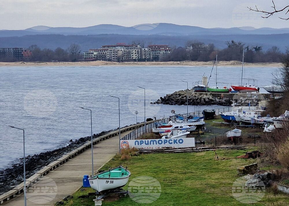 Доброволци обхождат бреговете на Приморско в издирване на изчезналия риболовен кораб 