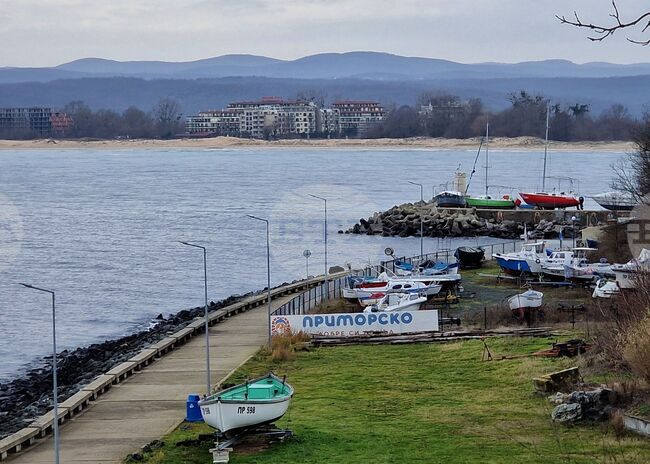 Доброволци обхождат бреговете на Приморско в издирване на изчезналия риболовен кораб 