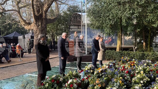 Посланикът на България в Хага присъства на церемония при мемориала „Никога повече Аушвиц“ в Амстердам