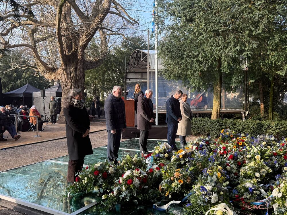 Посланикът на България в Хага присъства на церемония при мемориала „Никога повече Аушвиц“ в Амстердам