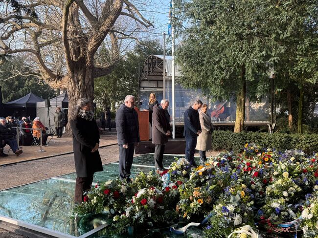 Посланикът на България в Хага присъства на церемония при мемориала „Никога повече Аушвиц“ в Амстердам