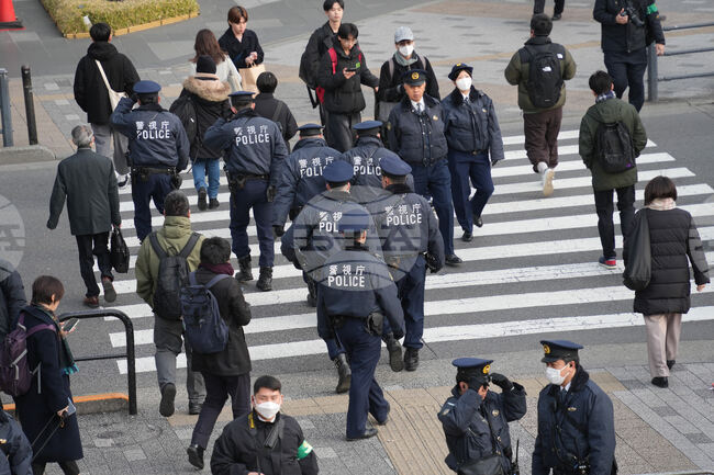 Трима души откраднаха в Токио куфари, в които е имало сума, равняваща се на над 2 милиона евро в брой