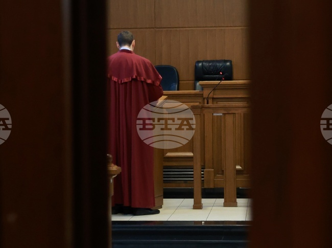 Съдът остави в ареста 36-годишен мъж, обвинен за умишлено причиняване на средна телесна повреда на бившата си съпруга в село Обручище