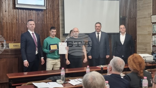 Каратистът Стефан Калчев получи отличието за спортист на Добрич за декември 