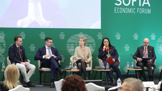 Членството в еврозоната е успех, разкриващ редица възможности пред България, посочиха участници на икономически форум в София