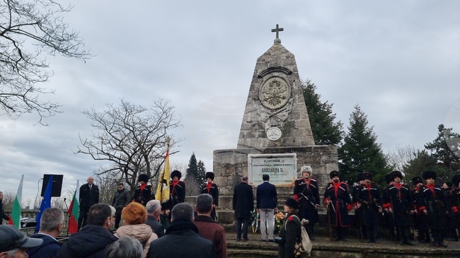 Добрич отбеляза 148 години от освобождението си с панихида и поднасяне на венци пред Паметника на победата 