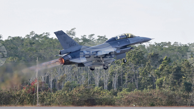 Тайван демонстрира способностите на военновъздушните си сили на фона на напрежение с Китай