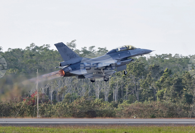 Тайван демонстрира способностите на военновъздушните си сили на фона на напрежение с Китай