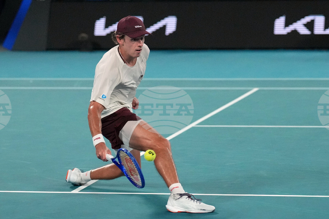 Поставеният под номер 1 в схемата Алекс де Минор се класира за полуфиналите на турнира по тенис в Ротердам