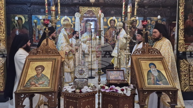 Идването на православните светини в Троянския манастир носи послание за мир, единство, братолюбие, каза епископ Василий