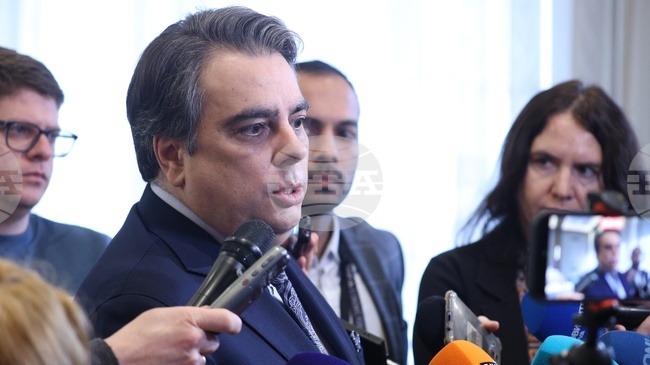 Коалицията ни е единна и ако иска Румен Радев, може да ни подкрепи, заяви председателят на „Продължаваме промяната“ Асен Василев 