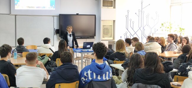 Ученици от Немската езикова гимназия „Гьоте” в Бургас се присъединиха към световната инициатива „Ние помним” 