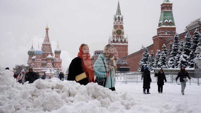 Много руснаци се чувстват заобиколени от врагове, сочи проучване на общественото мнение