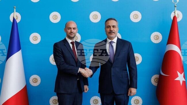 Турският външен министър призова за преразглеждане на Митническия съюз и премахване на визите за ЕС при среща с френския си колега 