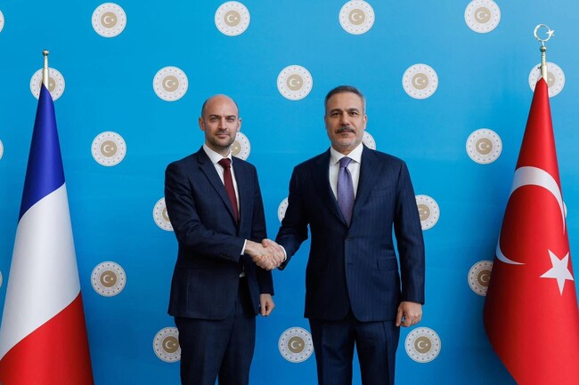 Турският външен министър призова за преразглеждане на Митническия съюз и премахване на визите за ЕС при среща с френския си колега 
