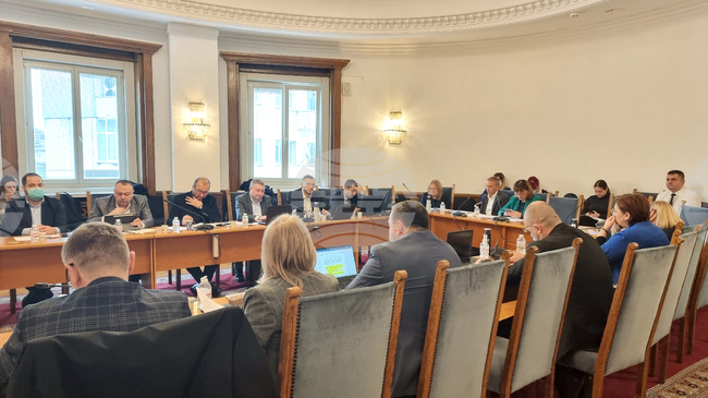 Правната комисия прие на второ четене законови промени, с които се разрешава рекламата на адвокатската дейност и използването на посрединици