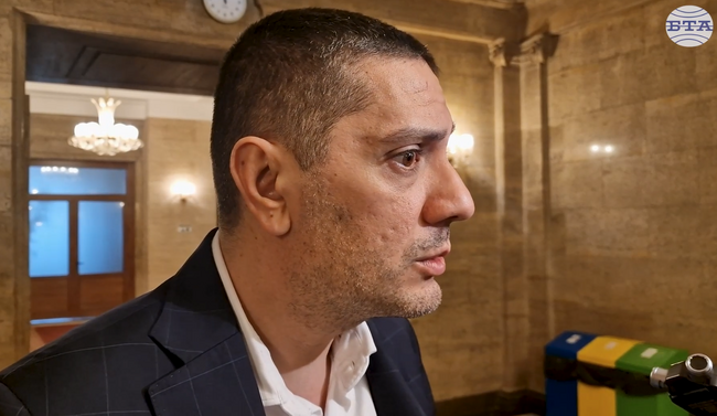 Председателят на комисията по отбрана Христо Гаджев обясни, че за да може да каже срокове, ратификацията за Съвета за мир първо трябва да бъде внесена в парламента