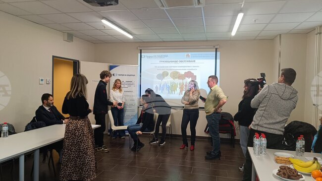 Служители в търговска верига преминаха обучение за обслужване на деца със специални потребности