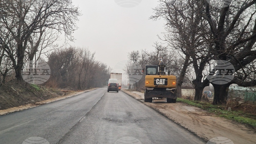 През следващите дни движението в участък от пътя Пловдив - Брестник - Куклен ще бъде спирано на интервали за асфалтиране 