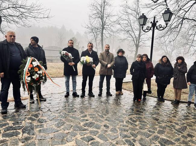С панихида и поднасяне на цветя в Омуртаг бяха отбелязани 148 години от освобождението на града 