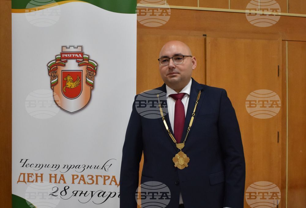 Важно е да обединим усилията си за по-добър Разград за бъдещите поколения, каза кметът Добрин Добрев по повод празника на града