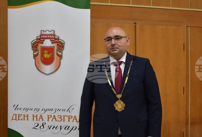 Важно е да обединим усилията си за по-добър Разград за бъдещите поколения, каза кметът Добрин Добрев по повод празника на града