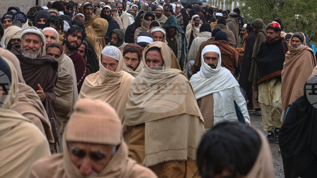 Десетки хиляди бягат от Северозападен Пакистан, страхувайки се от военна операция срещу талибаните; властите отричат да планират операция