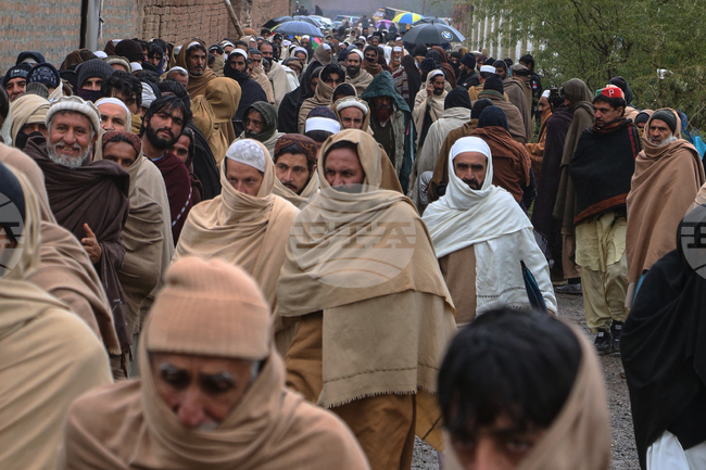 Десетки хиляди бягат от Северозападен Пакистан, страхувайки се от военна операция срещу талибаните; властите отричат да планират операция